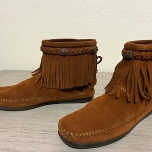 Minnetonka Women’s 3-Layer Fringe Moccasin Boots – Size 7